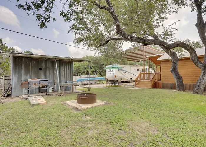 Couples Cabin W/ Luxury Deck, 1 Mi To Canyon Lake!