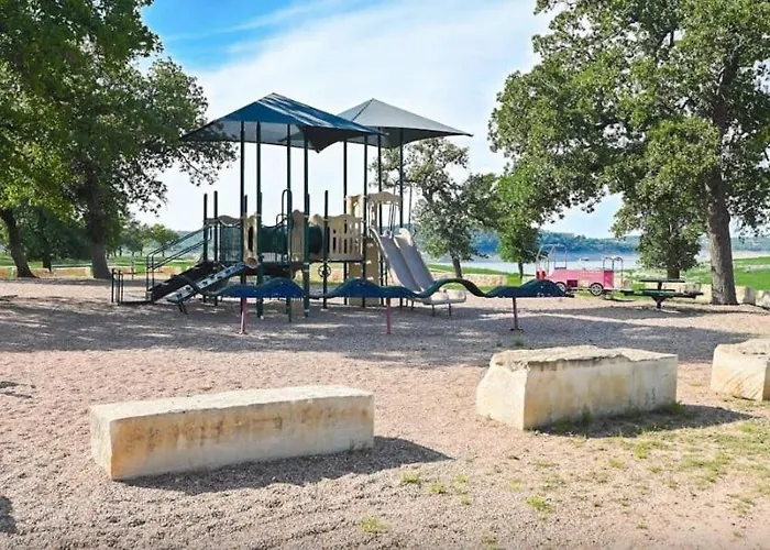 Bright & Spacious Family Home With Firepit, Lake Views, Furnished Deck, Free Wifi