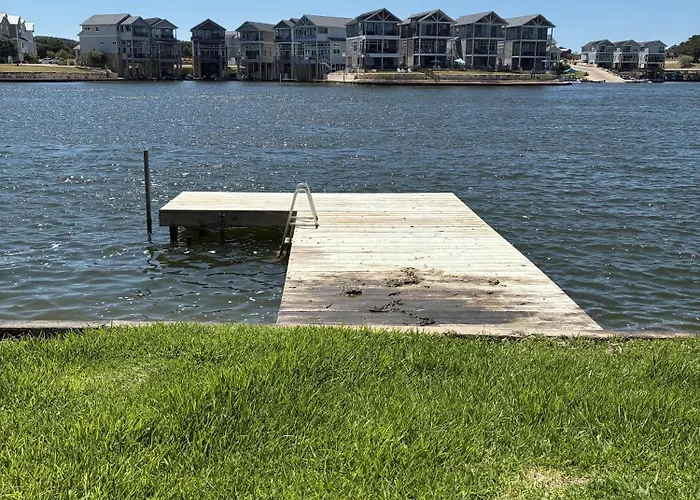 Classic Lakefront Cottage With Private Dock, Lovely Lake View, Backyard & Wifi