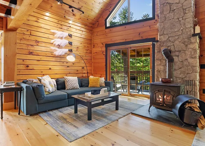 Stunning & Spacious Log Cabin In The Woods
