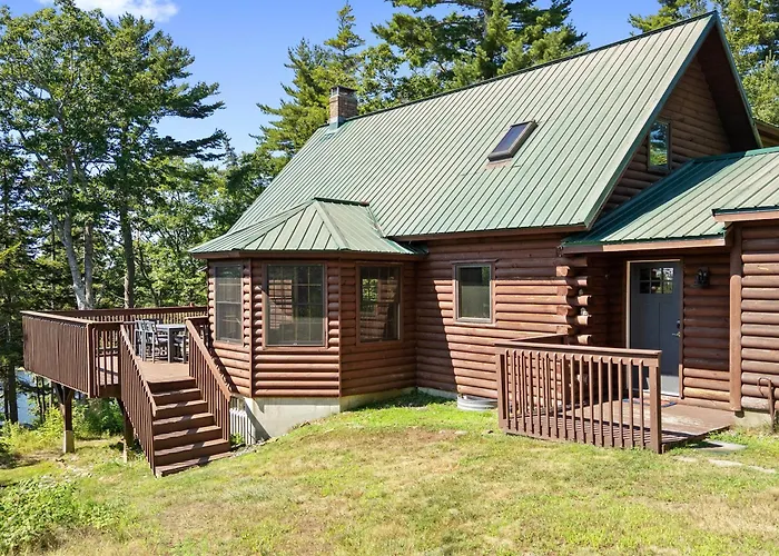 Stunning & Spacious Log Cabin In The Woods