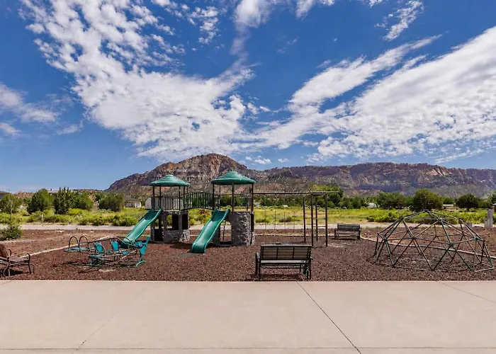 Pet-Friendly Stay Near Zion Trails Bbq & Deck
