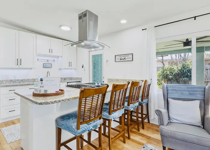 Luxury 2/2 Private Oasis W/Hot Tub Walk To Beach