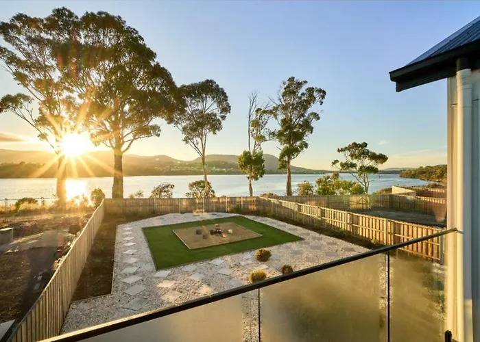 Luxurious Waterfront Home In The North Of Hobart