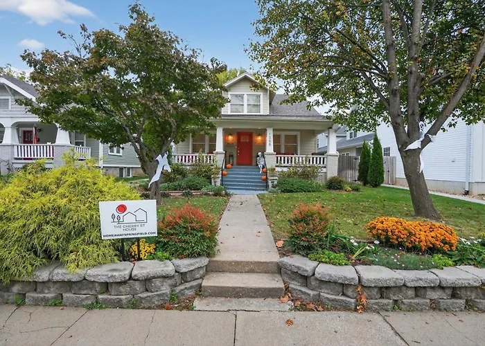 The Cherry St House|Dog Friendly |Sleeps 10 |Near Msu