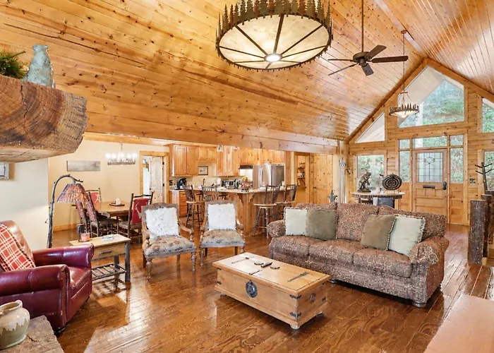 Creekside Luxury Vintage Mountain Cabin, King Bed, Spa, Fire Pit, Game Room, Dogsok