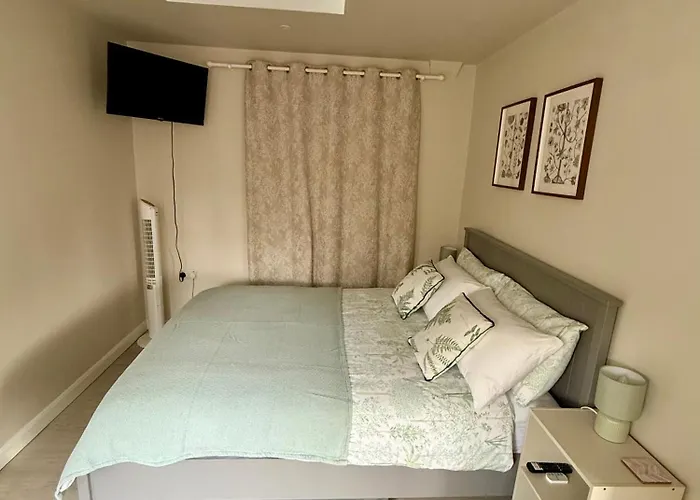 The Bit On The Side, Private Studio, Own Entrance, Free Driveway Parking, 10 Min Drive To Bath, Cheap Ev Point