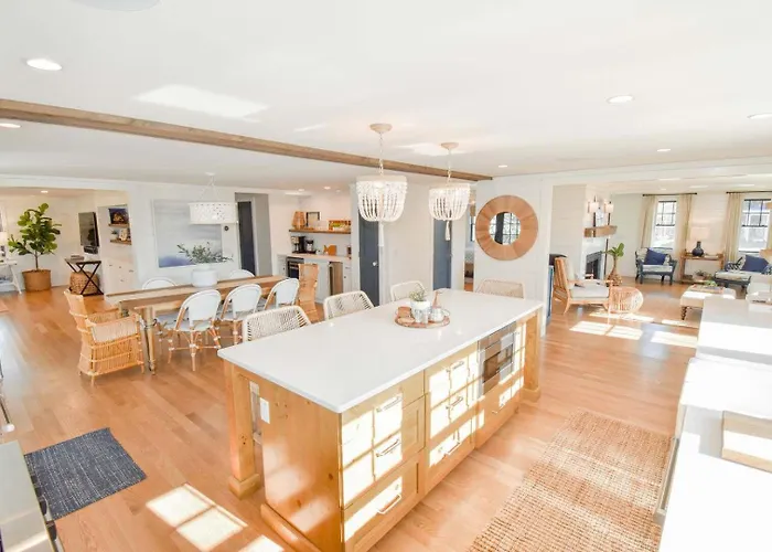 Gorgeous Home 2 Min Walk To Beach