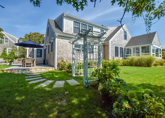 Gorgeous Home 2 Min Walk To Beach