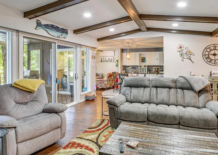 Lakefront Hot Springs Vacation Rental W/ Dock!