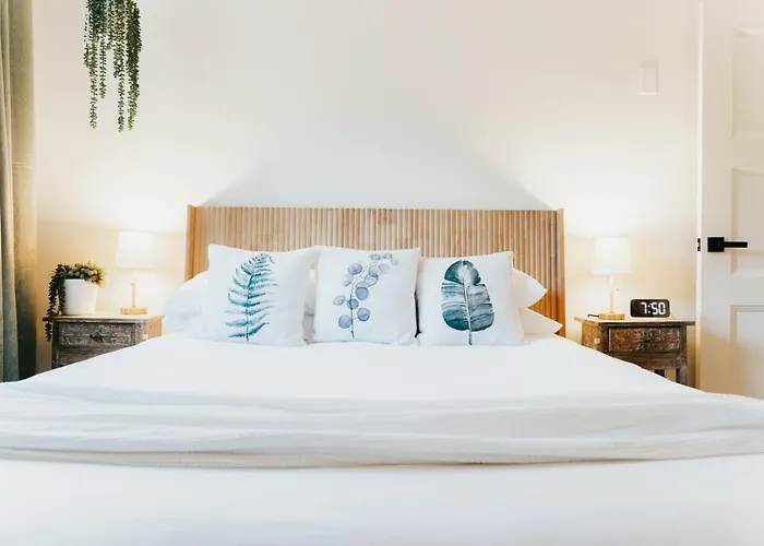 Zen Garden Retreat 2Queen 2Full Sized Beds Near Uo Fast Wi-Fi Sunset Views