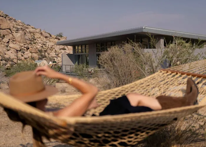 Hi-Desert Fade- Surrounded By Boulders W Cold Tub