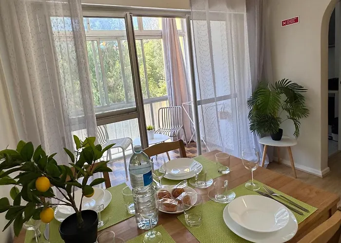 2Br Estoril Apartment - Near Estoril Beach & Cascais - Sleeps 4