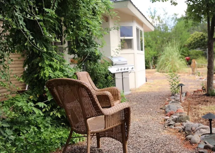 The Garden Room-King Suite Near Sedona & Wineries