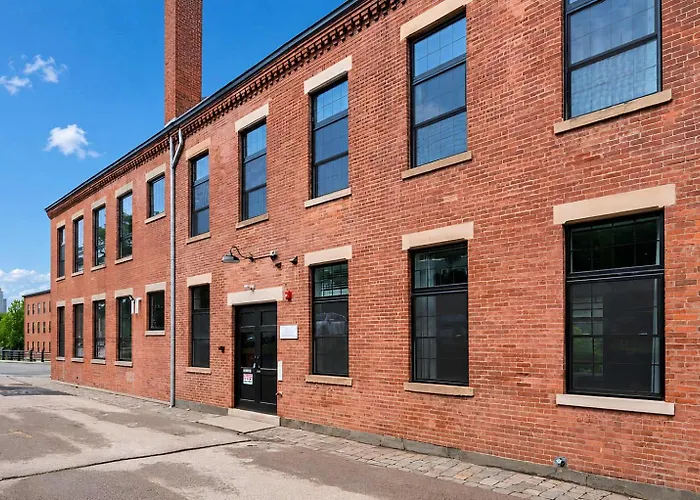 Jennifer'S Stylish Downtown Brick Foundry Escape