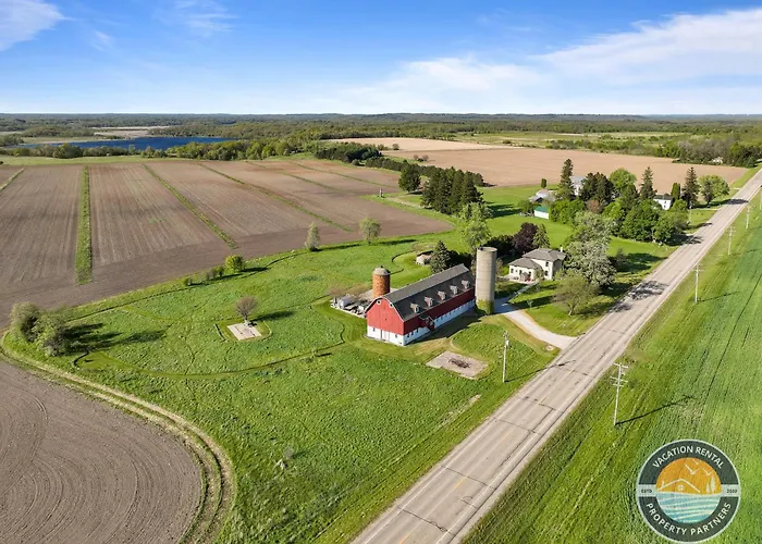 Historic 1868 Farmhouse Kettle Moraine Getaway