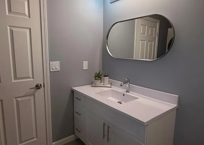 Spacious Room Near Downtown New Milford