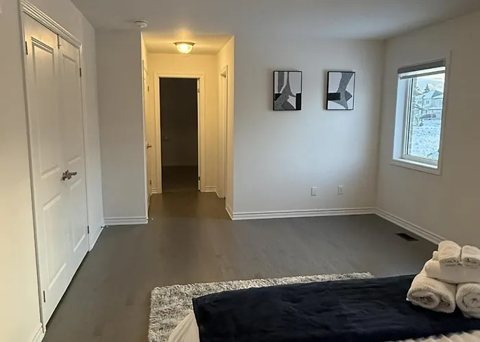 4-Bdrm Comfort With Fireplace Mins From Downtown