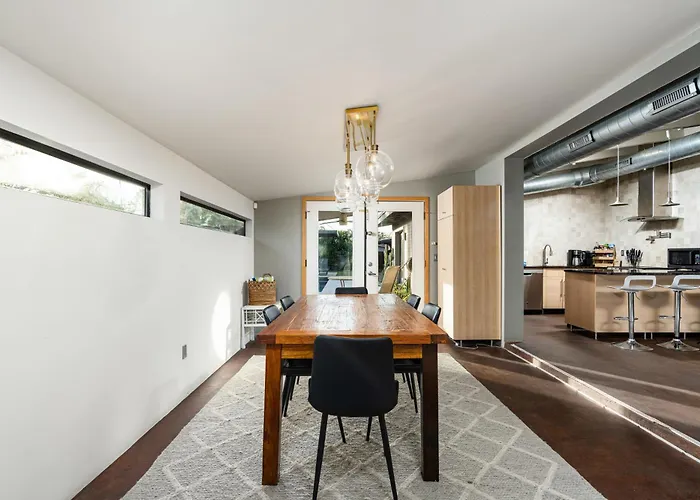 Stylish Oasis In Arcadia: Private Pool Prime Location