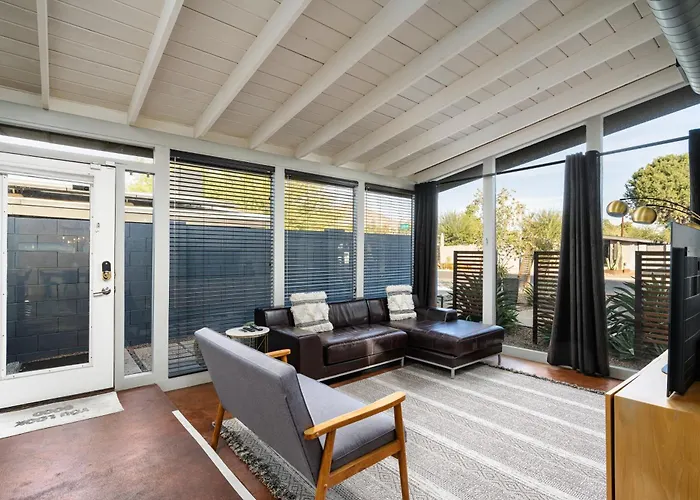 Stylish Oasis In Arcadia: Private Pool Prime Location