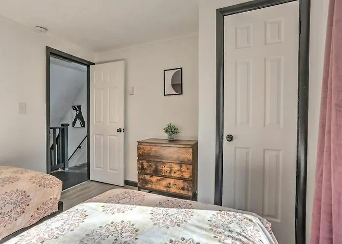 Modern 4 Bedroom Home With Sauna And Game Room In Gated Lake Community