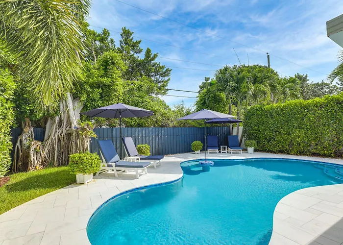 Private Pool + Backyard: Villa In North Palm Beach
