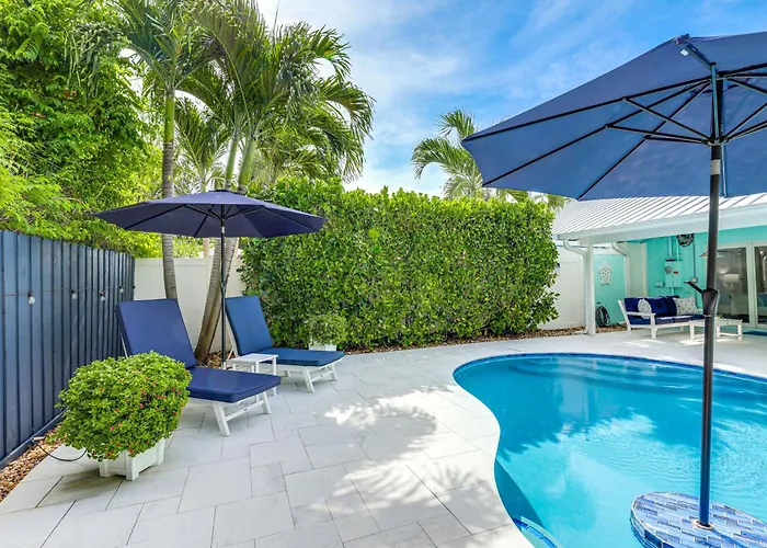 Private Pool + Backyard: Villa In North Palm Beach