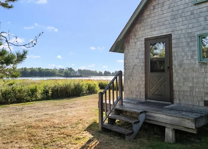 Peaceful Coastal Cabin With Screened Porch, Water View Of The Cove, Dog-Friendly