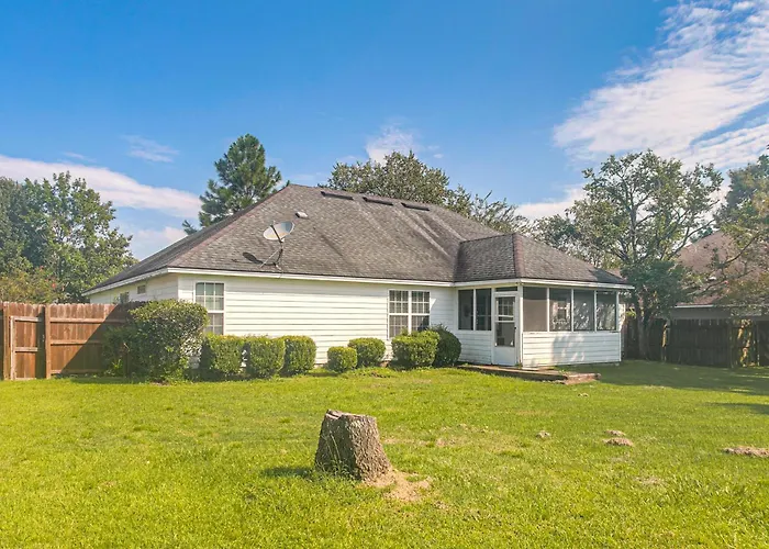 Family-Friendly Home W/ Large Yard In Valdosta