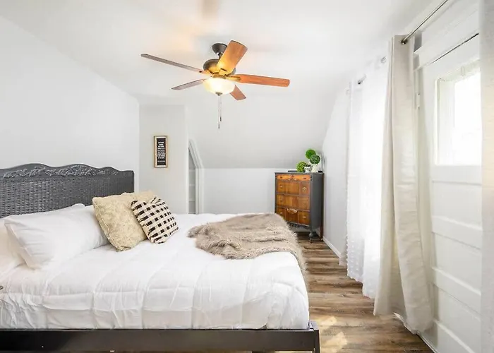 4 Bedroom Family Home - Downtown Lawrence University