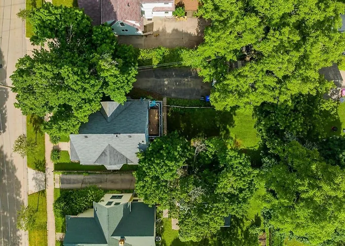 4 Bedroom Family Home - Downtown Lawrence University