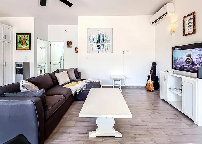 Ground Floor Condo With Pool, Walk To The Beach