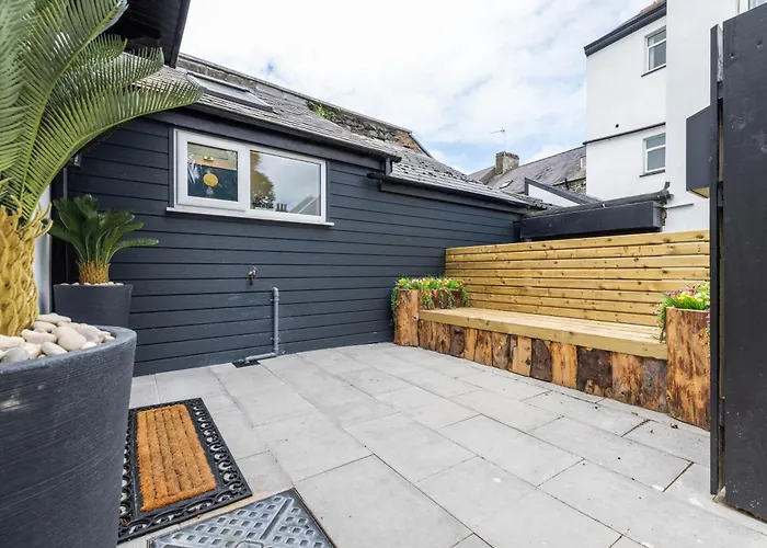 The Secret Garden, Donaghadee - The Beach House - Hot Tub - Tiki Bar - Games Room - Sleeps 6