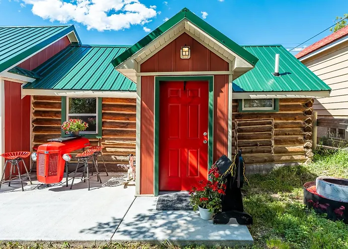 Western Log Cabin Near Downtown Sheridan