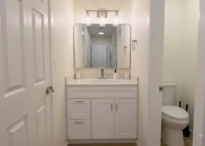 Sleek & Secure Modern Suite Near Ferry