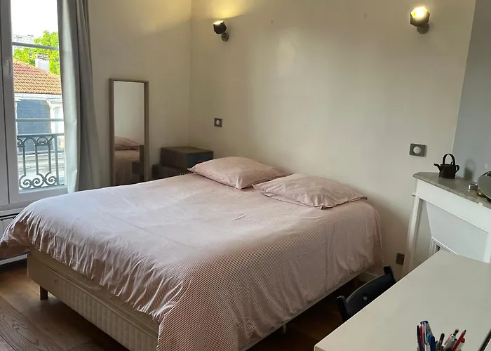 F2 Cosy A Paris