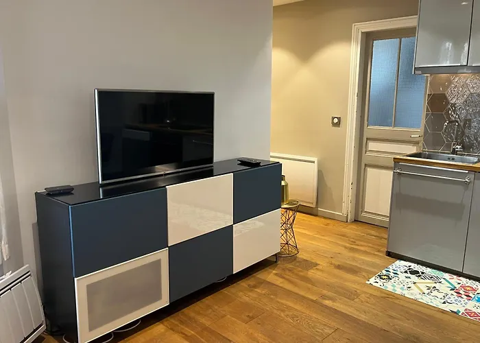 F2 Cosy A Paris
