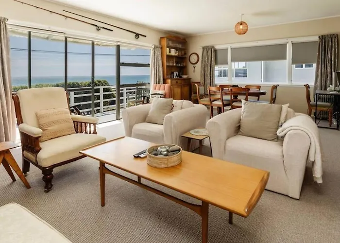Oakura Beachfront Family Bach