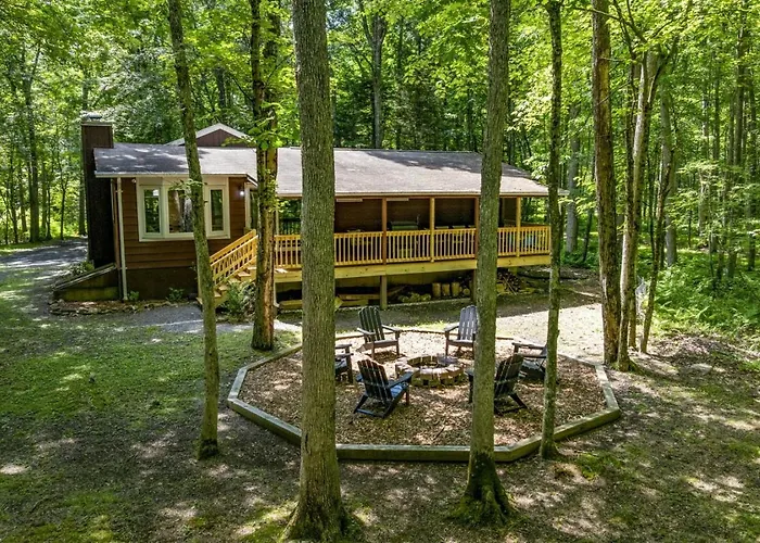 The Little Brown House - Cozy Retreat Near Lake