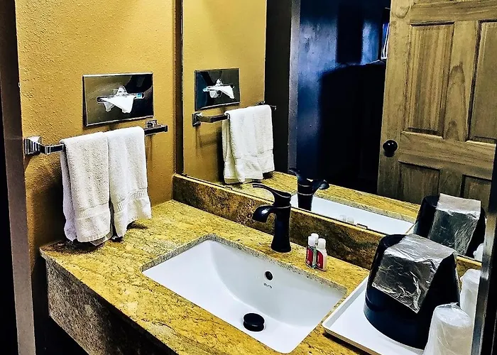 Eagle Nest Inn & Apartments