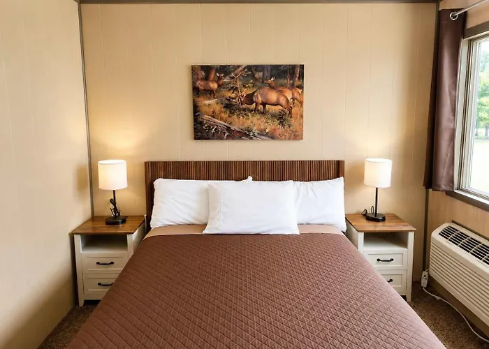 Room 20-1 Queen Suite-Woodland Motor Lodge