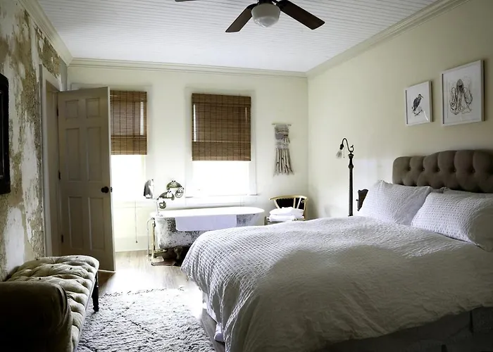 Lovely Room For A Romantic Weekend Getaway In Narrowsburg, New York