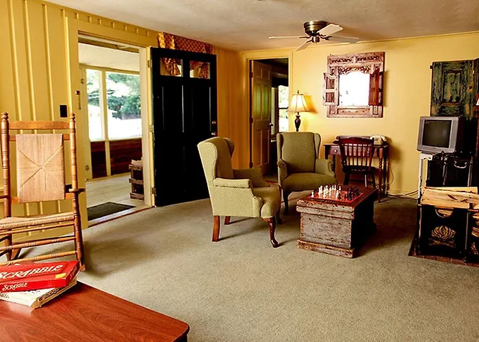 Lovely Lakeside Cottage Rental Near Holderness, New Hampshire