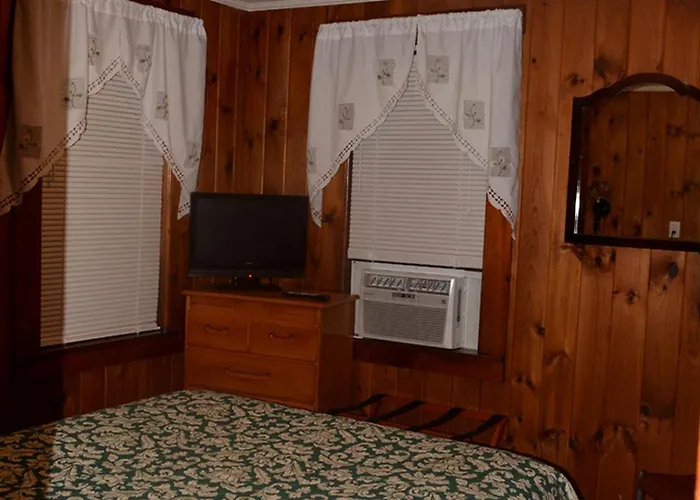 Charming Five-Person Cottage Rental Near Lake Winnisquam, New Hampshire