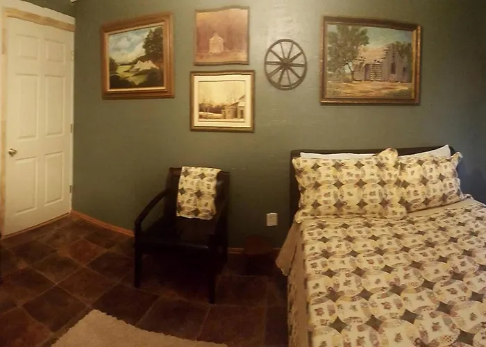 Charming Vacation Rental At Eclectic Property Near Lake Palestine In Canton, Texas