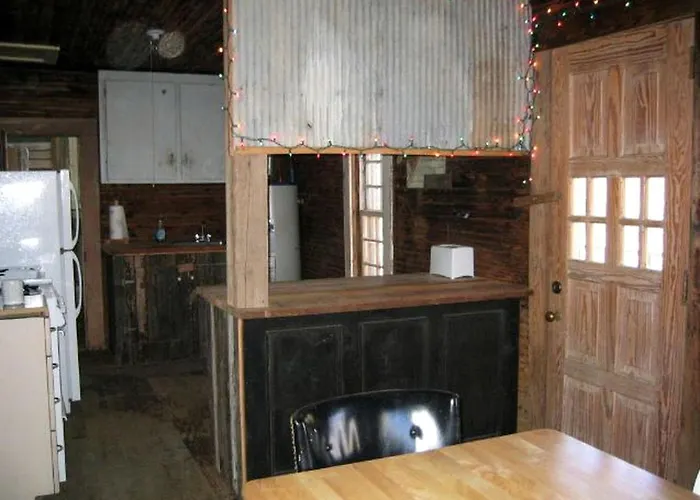 Vintage Riverfront Cabin Along The Tallahatchie River In Greenwood, Mississippi