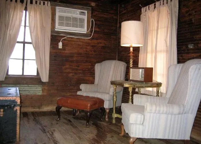Vintage Riverfront Cabin Along The Tallahatchie River In Greenwood, Mississippi