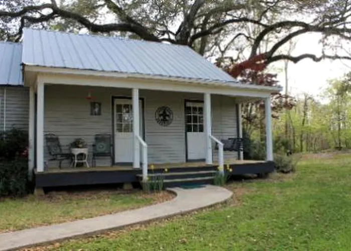 Charming Southern-Style Lakeside Cottage In Breaux Bridge, Louisiana