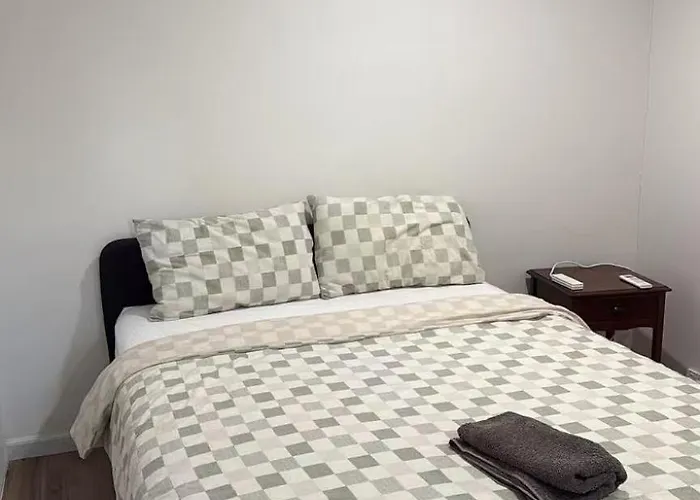 R8 Bright Spacious Room Near Perth Airport With Ac