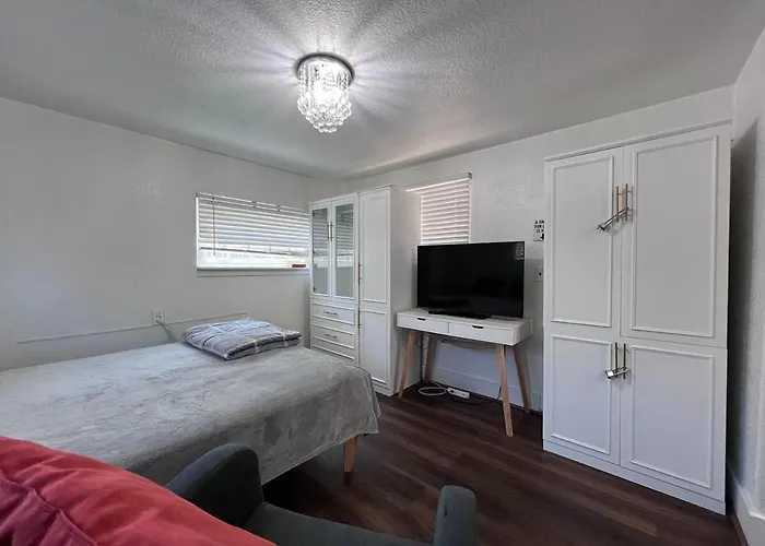 Cozy Suburb Studio - Private Entrance